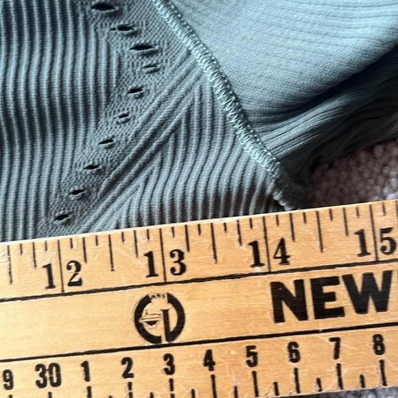 Athleta Oxygen Long Sleeve Top Olive Green Sz X-Small - Picture 9 of 9